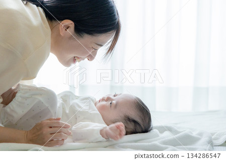 母親抱著嬰兒的手 134286547