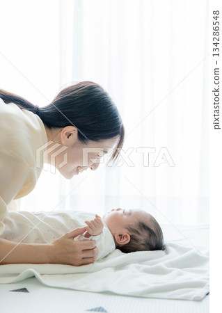 Mother holding baby's hand 134286548
