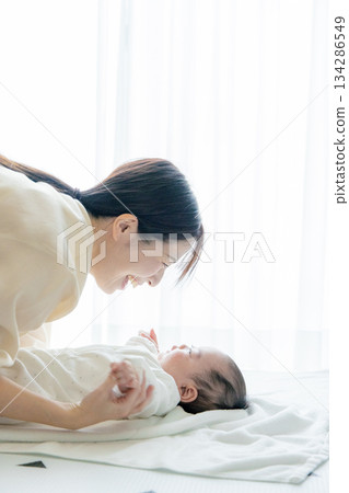 Mother holding baby's hand 134286549