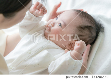 Mother holding baby's hand Mother holding baby's hand 134286550