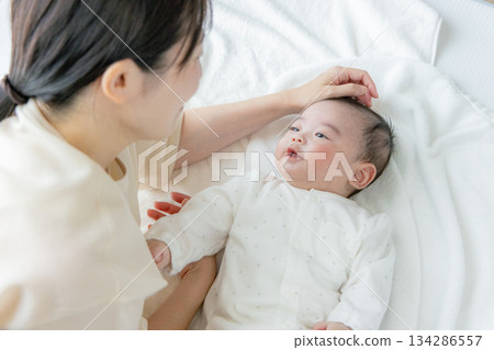 母親抱著嬰兒的手 134286557