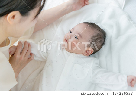 母親抱著嬰兒的手 134286558