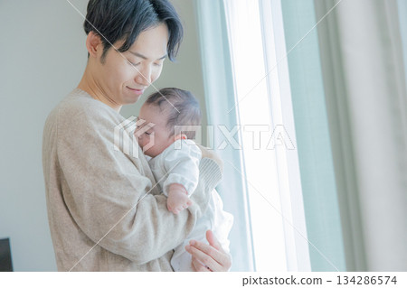 爸爸抱著一個嬰兒 134286574