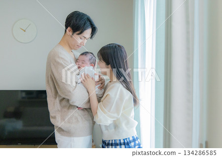 家庭，父母與孩子，孩子，擁抱 134286585