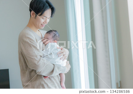 爸爸抱著一個嬰兒 134286586
