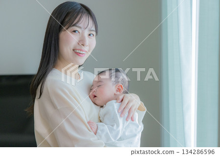 抱著嬰兒的女人 134286596