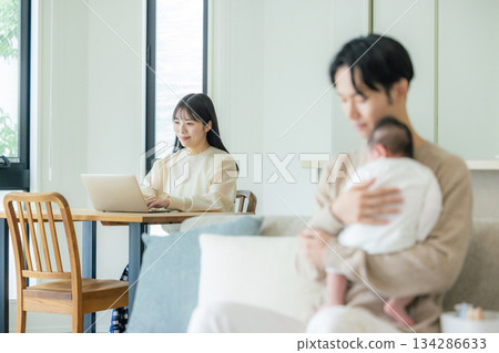 兒童照顧遠距辦公 134286633