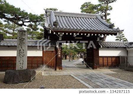Jozenji Temple, Sanmon Gate, Kuramaguchi-dori Teramachi Higashiiru, Kita-ku, Kyoto City Jozenji Temple, Sanmon Gate, Kuramaguchi-dori Teramachi Higashiiru, Kita-ku, Kyoto City 134287115