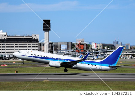 飛機正在滑行準備起飛 飛機正在滑行準備起飛 134287231
