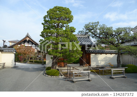 Jion-in Temple, Priest's Quarters and Main Gate, Imadegawa-dori Karasuma-higashii, Kamigyo-ku, Kyoto City Jion-in Temple, Priest's Quarters and Main Gate, Imadegawa-dori Karasuma-higashii, Kamigyo-ku, Kyoto City 134287372