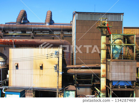 埼玉縣川口市的鑄造廠和藍天景色 134287469