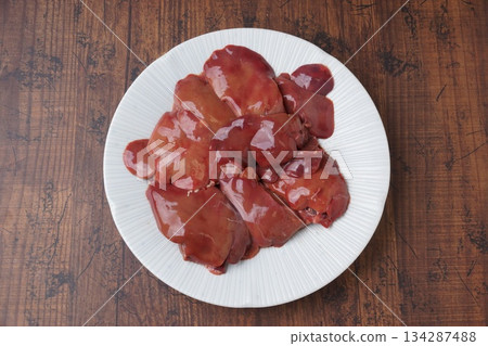 raw chicken liver 134287488