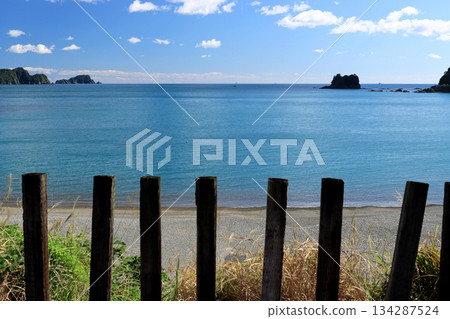 The blue waters and sky of the Pacific Ocean can be seen from the unmanned station next to the coast 134287524