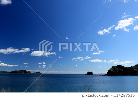 從海岸邊的無人站可以眺望到蔚藍的太平洋和天空。 134287536