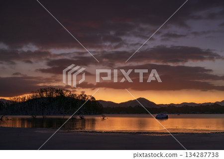 冬日清晨，湖面泛著金色的光芒，天空也變成了橘色。 134287738