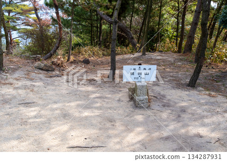 早春時節,岡山縣倉敷市鷲羽山山頂及四級三角測量點。 早春時節,岡山縣倉敷市鷲羽山山頂及四級三角測量點。 134287931