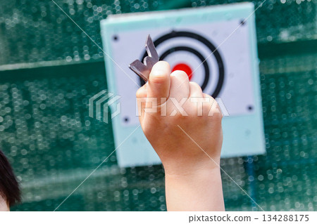 兒童投擲手裡劍(8歲男孩) 兒童投擲手裡劍(8歲男孩) 134288175