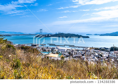初春時節，從下津井城遺址眺望下津井市及瀨戶大橋的街景。 （岡山縣倉敷市） 134288386