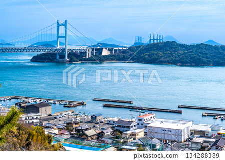 早春時節，從下津井城遺址眺望下津井町景和瀨戶大橋。岡山縣倉敷市 134288389