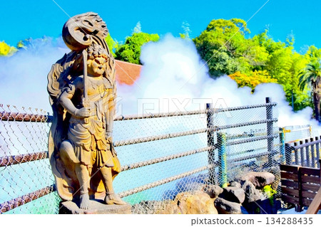 以藍天和溫泉為背景的仁王雕像 134288435