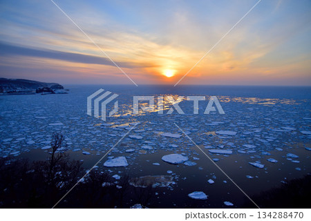 Drift ice and sunset at Cape Puyuni 134288470