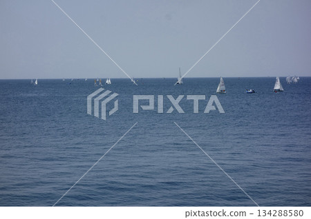 神奈川縣逗子市和葉山町：遠處海面上可以看到遊艇和帆板的帆影。 134288580