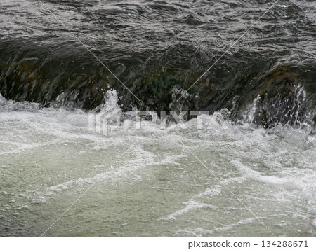 河中安裝的魚道一景 134288671