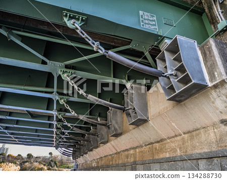 安裝在橋樑底部的橋樑防墜落裝置[緩衝鏈] 134288730