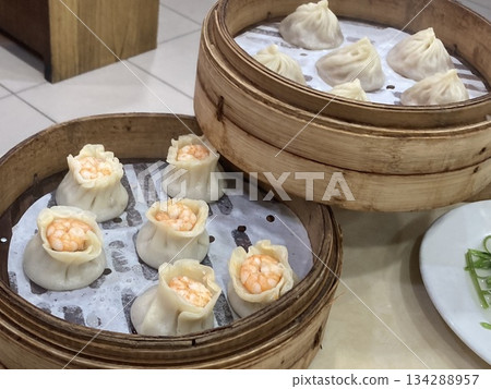 蝦肉燒賣和蔬菜餡煎餃 蝦肉燒賣和蔬菜餡煎餃 134288957