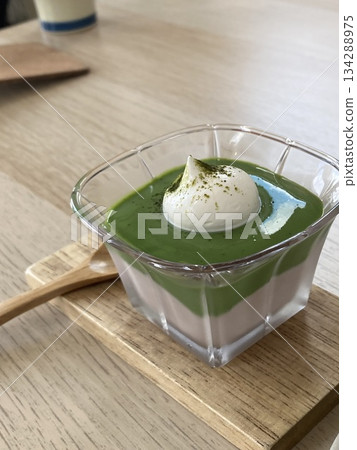 可愛的抹茶布丁和豆沙慕斯甜點 可愛的抹茶布丁和豆沙慕斯甜點 134288975