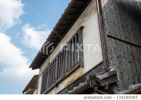 日本岡山縣倉敷市美麗的復古白色牆街景 日本岡山縣倉敷市美麗的復古白色牆街景 134289365