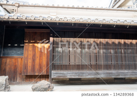 日本岡山縣倉敷市美麗的復古白色牆街景 日本岡山縣倉敷市美麗的復古白色牆街景 134289368