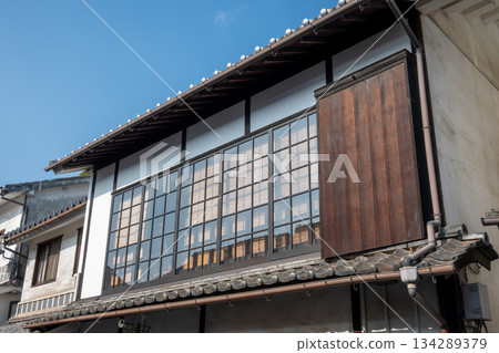 日本岡山縣倉敷市美麗的復古白色牆街景 日本岡山縣倉敷市美麗的復古白色牆街景 134289379