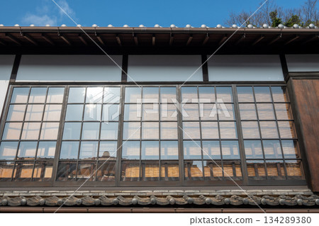 日本岡山縣倉敷市美麗的復古白色牆街景 日本岡山縣倉敷市美麗的復古白色牆街景 134289380