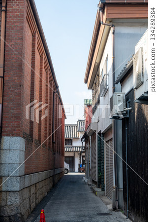 日本岡山縣倉敷市美麗的復古白色牆街景 134289384