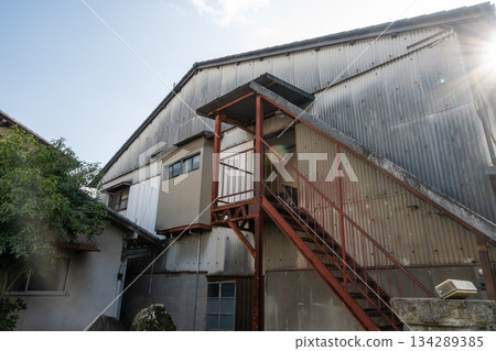 日本岡山縣倉敷市美麗的復古白色牆街景 日本岡山縣倉敷市美麗的復古白色牆街景 134289385