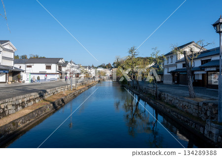 Beautiful retro white-walled townscape of Kurashiki city, Okayama prefecture, Japan Beautiful retro white-walled townscape of Kurashiki city, Okayama prefecture, Japan 134289388