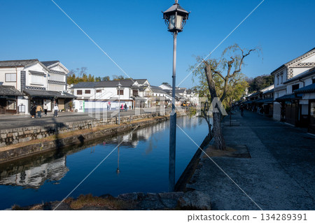 日本岡山縣倉敷市美麗的復古白色牆街景 134289391