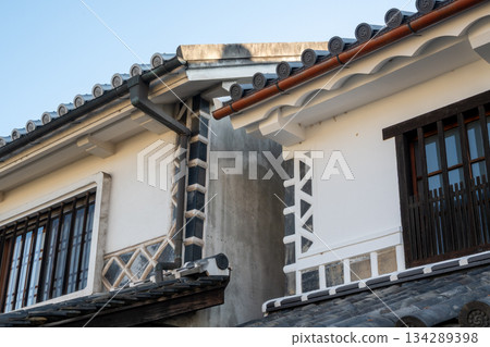 日本岡山縣倉敷市美麗的復古白色牆街景 134289398