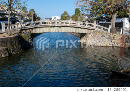 日本岡山縣倉敷市美麗的復古白色牆街景 日本岡山縣倉敷市美麗的復古白色牆街景 134289401
