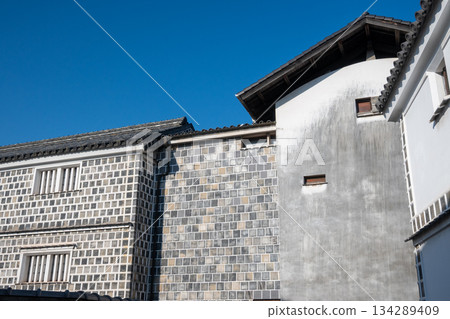 日本岡山縣倉敷市美麗的復古白色牆街景 日本岡山縣倉敷市美麗的復古白色牆街景 134289409