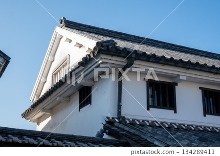 日本岡山縣倉敷市美麗的復古白色牆街景 日本岡山縣倉敷市美麗的復古白色牆街景 134289411