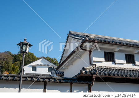 日本岡山縣倉敷市美麗的復古白色牆街景 日本岡山縣倉敷市美麗的復古白色牆街景 134289414
