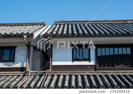日本岡山縣倉敷市美麗的復古白色牆街景 日本岡山縣倉敷市美麗的復古白色牆街景 134289416