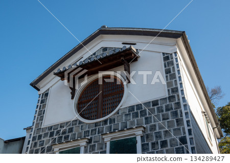 日本岡山縣倉敷市美麗的復古白色牆街景 日本岡山縣倉敷市美麗的復古白色牆街景 134289427