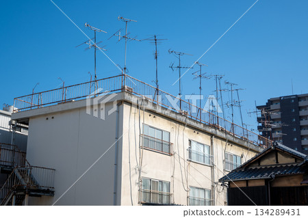 日本岡山縣倉敷市美麗的復古白色牆街景 日本岡山縣倉敷市美麗的復古白色牆街景 134289431