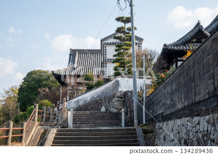 Beautiful retro white-walled townscape of Kurashiki city, Okayama prefecture, Japan 134289436
