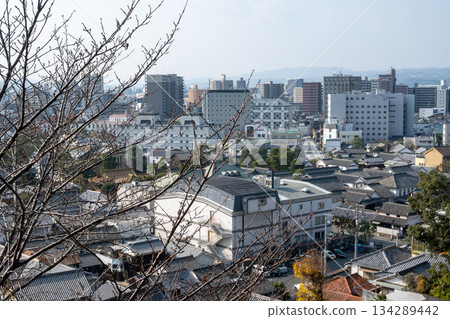日本岡山縣倉敷市美麗的復古白色牆街景 日本岡山縣倉敷市美麗的復古白色牆街景 134289442