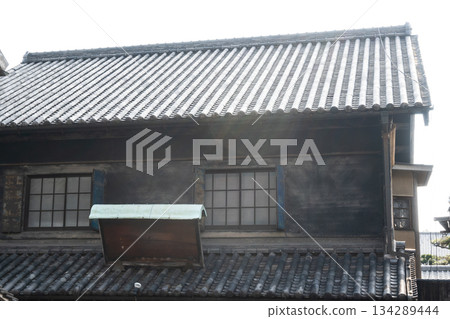 日本岡山縣倉敷市美麗的復古白色牆街景 日本岡山縣倉敷市美麗的復古白色牆街景 134289444
