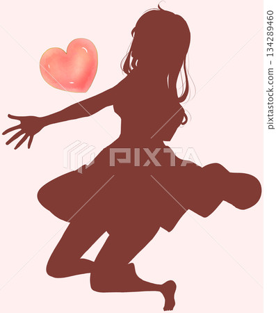 快樂的女人張開雙臂,敞開心扉,充滿愛,全身像,輪廓 快樂的女人張開雙臂,敞開心扉,充滿愛,全身像,輪廓 134289460